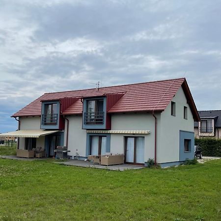 Lake View Apartments Near Golf Resort Kuneticka Hora, Dritec 파르두비체 객실 사진