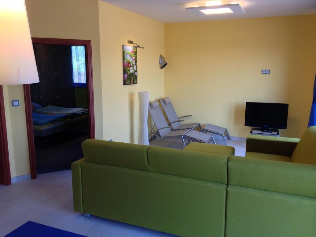 Lake View Apartments Near Golf Resort Kuneticka Hora, Dritec 파르두비체 객실 사진