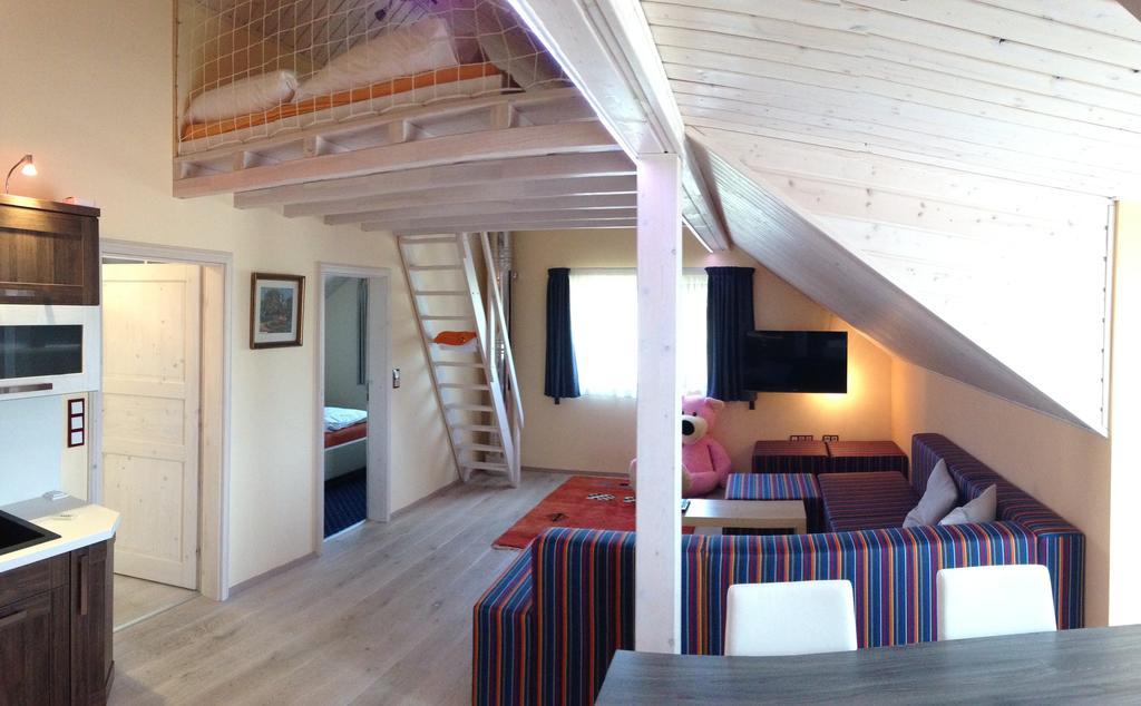 Lake View Apartments Near Golf Resort Kuneticka Hora, Dritec 파르두비체 객실 사진
