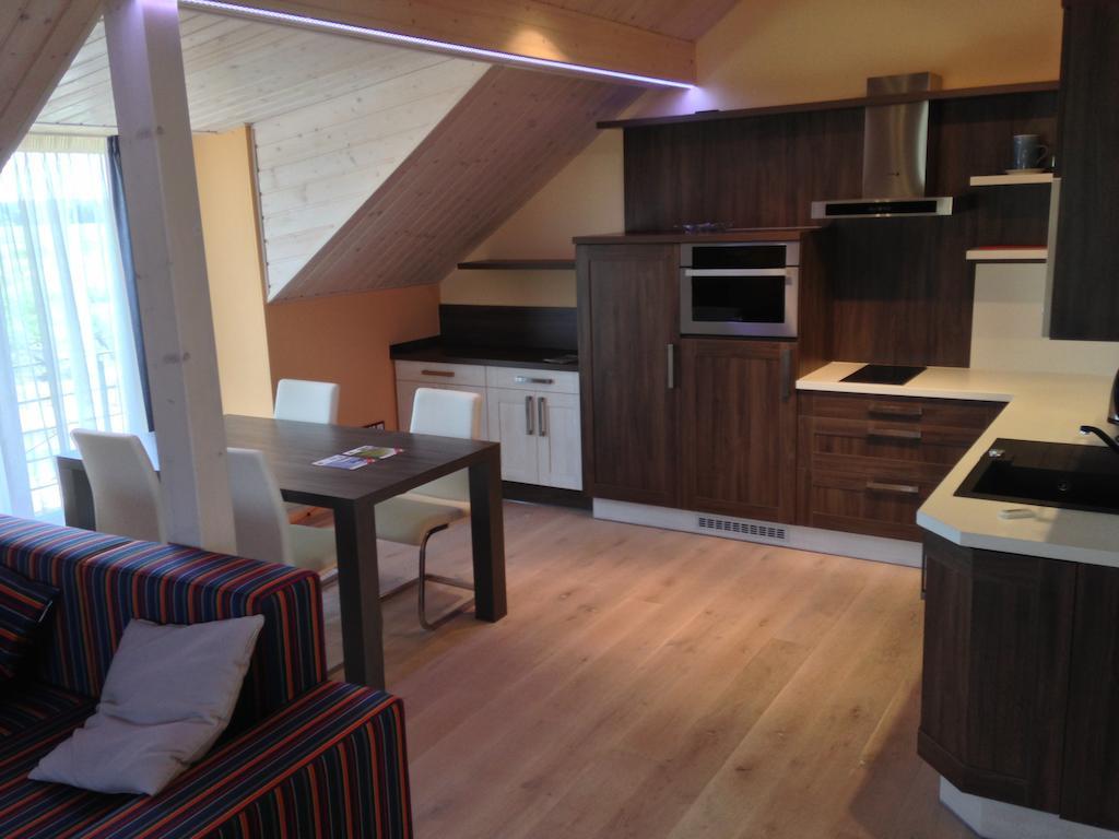 Lake View Apartments Near Golf Resort Kuneticka Hora, Dritec 파르두비체 객실 사진